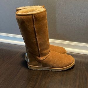 UGG Classic II Genuine Shearling lined tall boot. Size 9. Chestnut Suede